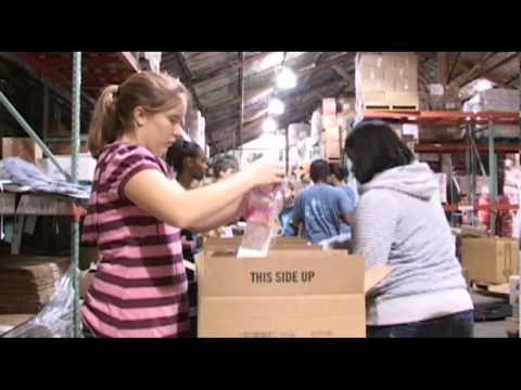 HOLIDAY GIVING STORY by: Sarah Navoy HOLIDAY GIVING STORY by: Sarah Navoy